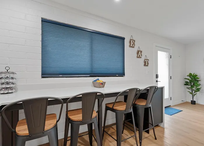 Biltmore 2br #2 - Workspace, Free Parking, Laundry, Patio!