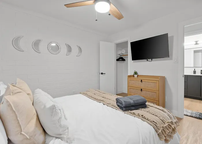 Apartment Biltmore 2br #2 - Workspace, Free Parking, Laundry, Patio!