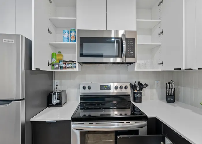 Apartment Biltmore 2br #2 - Workspace, Free Parking, Laundry, Patio! *
