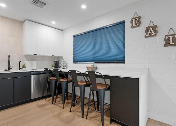 Apartment Biltmore 2br #2 - Workspace, Free Parking, Laundry, Patio! *