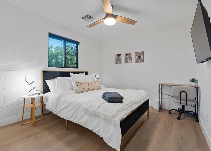 Biltmore 2br #2 - Workspace, Free Parking, Laundry, Patio!